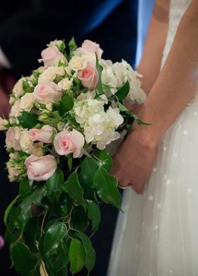 Bouquet della sposa di rose rosa