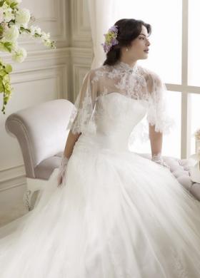 Abito da sposa con coprispalle in pizzo - Linea Colet