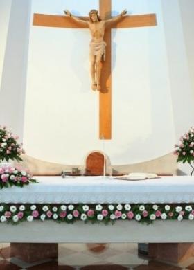 Allestimento floreale della chiesa per il matrimonio