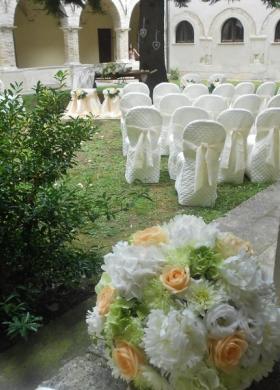 Allestimento floreale del matrimonio in giardino