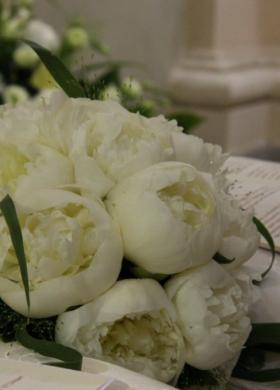 Bouquet delicato di peonie bianche