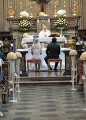 Allestimento chic della Chiesa per la cerimonia di matrimonio