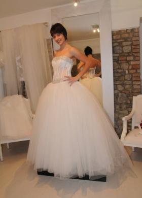 Principesco abito da sposa dalla gonna in tulle