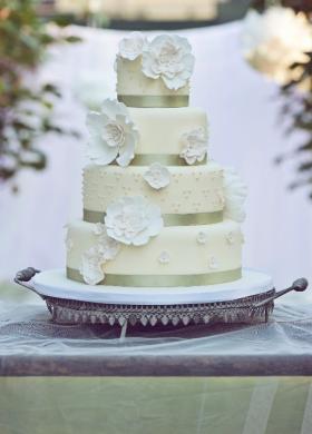 Torta di nozze con fiori di zucchero