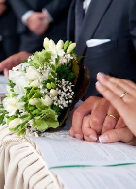 Bouquet di fiori bianchi per la sposa