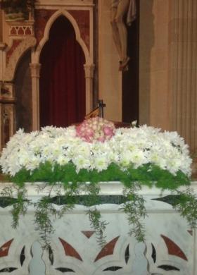 Fiori per l'altare della chiesa