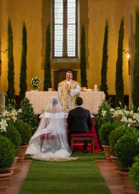 Addobbo floreale per la chiesa sui toni del verde