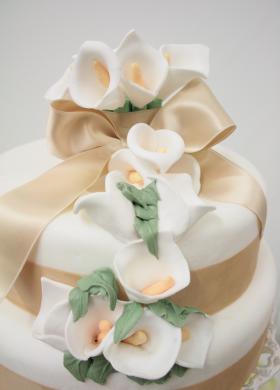 Wedding cake con calle di zucchero e fiocco