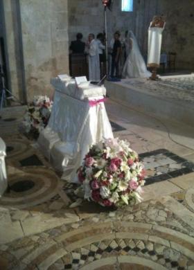 Decorazione tondeggiante della chiesa con fiori rosa