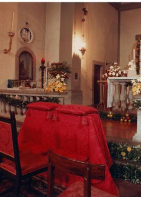 Addobbo floreale per la chiesa con guide rosse