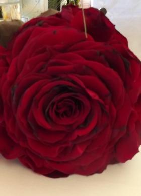 Decoarzioni di rose rosse per il ricevimento di matrimonio