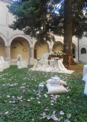 Allestimento del giardino per la cerimonia di matrimonio