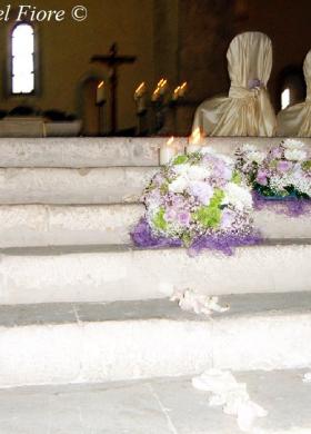 Allestimento floreale della chiesa