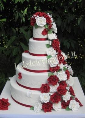 Torta di matrimonio con rose rosse e bianche