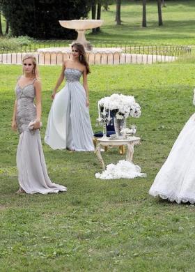 Abito da sposa con scollo a cuore e abiti da cerimonia