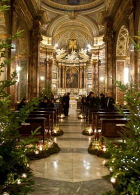 Addobbi floreali con abeti e candele per la cerimonia in chiesa