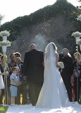 Il lancio del riso agli sposi in una cerimonia in giardino