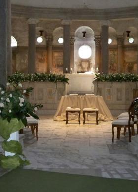 Allestimento floreale per la chiesa sui toni del verde