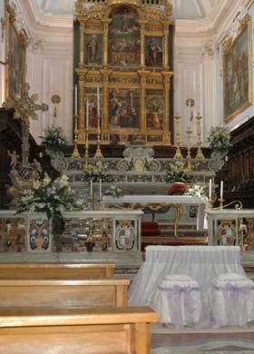 Chiesa allestita di bianco per la cerimonia nuziale