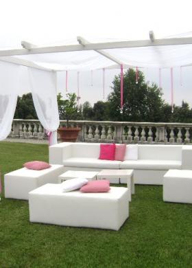 Gazebo con dettagli rosa per il matrimonio