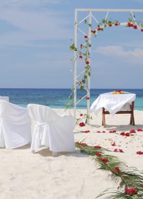 Organizzazione e allestimento di un matrimonio sulla spiaggia