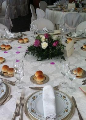 Mise en place elegante per le nozze con centrotavola di rose