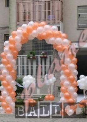 Arco a semicerchio con passeggiate di collegamento per l'uscita della sposa