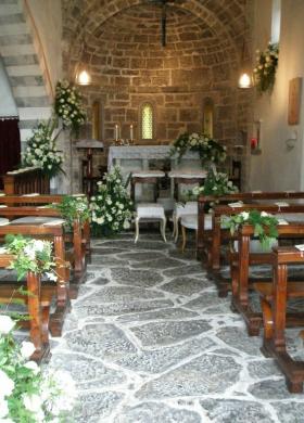 Allestimento della chiesa per la cerimonia con fiori bianchi