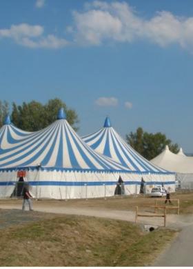 Tensostruttura a forma di tendone da circo peer un matrimonio stravagante