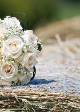 Bouquet rosa pastello e nebbiolina dallo stile country