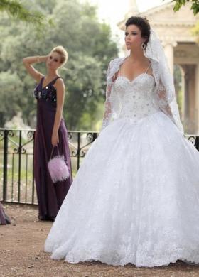 Abito da sposa con applicazioni e decorazioni in pizzo