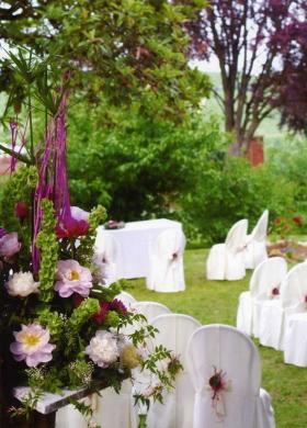 Allestimento della cerimonia  in giardino sui toni del viola