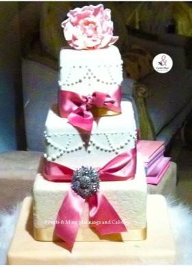 Weddin cake con fiocchi fucsia