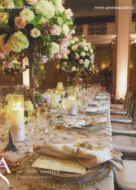 Decorazioni floreali e mise en place elegante per il matrimonio