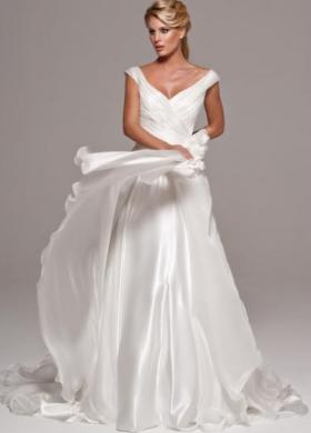 Abito da sposa con scollo ampio e spalline scivolate