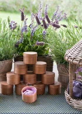 Il tavolo dei confetti allestito con fiori di lavanda