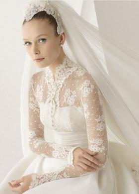 Vestito da sposa con ricami in pizzo e velo