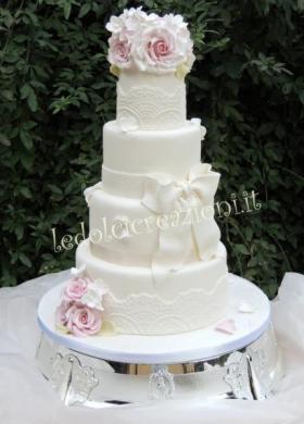 Weddin cake con rose e fiocchi