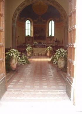 Allestimento della chiesa per il matrimonio con anfore piene di fiori