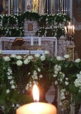 Fiori bianchi per l'altare in chiesa