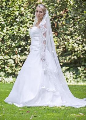 Abito da sposa con gonna drappeggiata