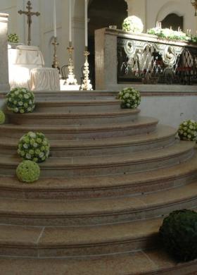 Addobbi floreali dalla forma sferica per il matrimonio in chiesa