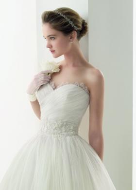 Abito da sposa con scollo a cuore - Collezione Luna Novias