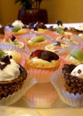 Buffet di dolci per il ricevimento di matrimonio