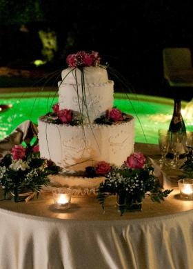 Torta nuziale multipiano con rose