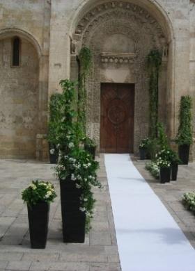 Vasi di fiori per l'entrata della chiesa