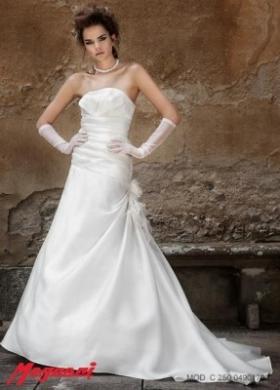 Abito da sposa seza spalline e guanti a tre quarti