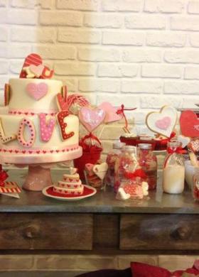 Wedding dessert table sui toni del rosso