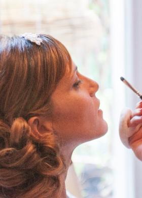 La sposa durante il trucco - Laura Make Up