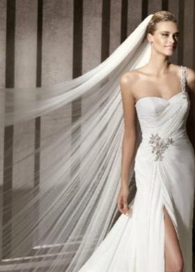 Vestito da sposa con spacco e velo - Modello Baeza di Pronovias